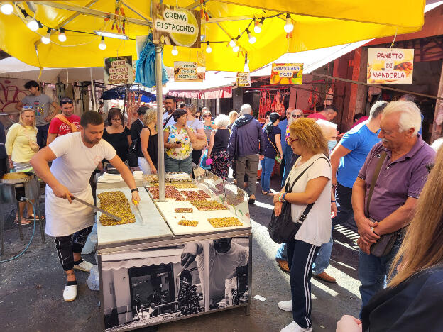 Saturday market on via Zappala Gemelli, Catania