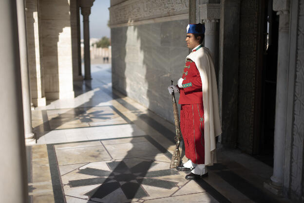 Rabat: Guard at Mausolée Mohammed V