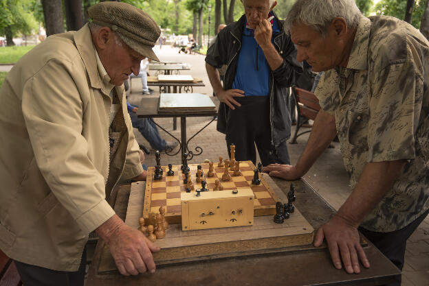 Men playing chess near Vorontsov Monument