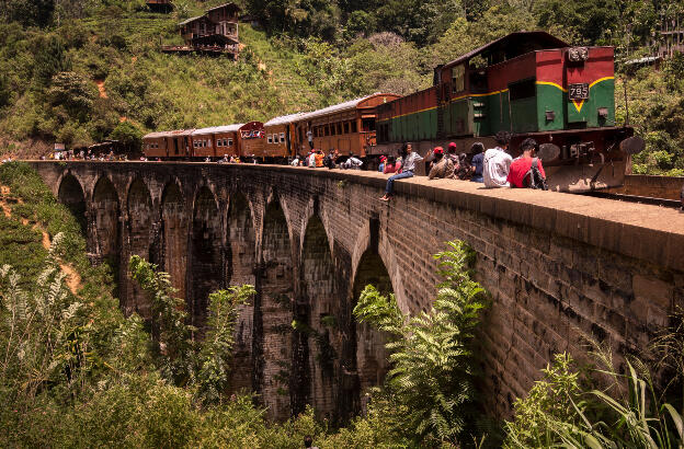 Nine Arch Bridge in Ella, Sri Lanka Highlands: Photo stop on bridge