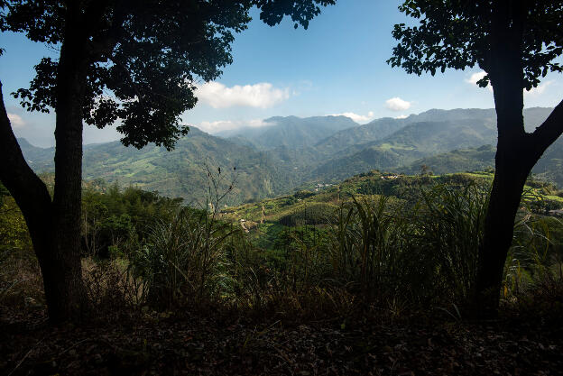 Dahu, Taiwan: Winding roads up to Manabang Shan trailhead