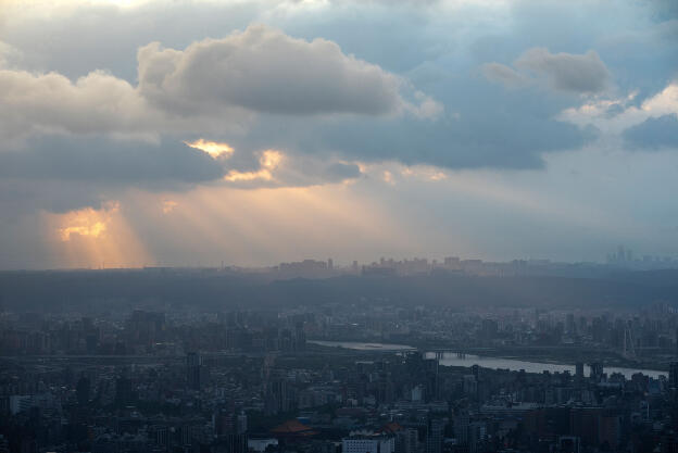 Taipeh 101 tower: View towards sunset