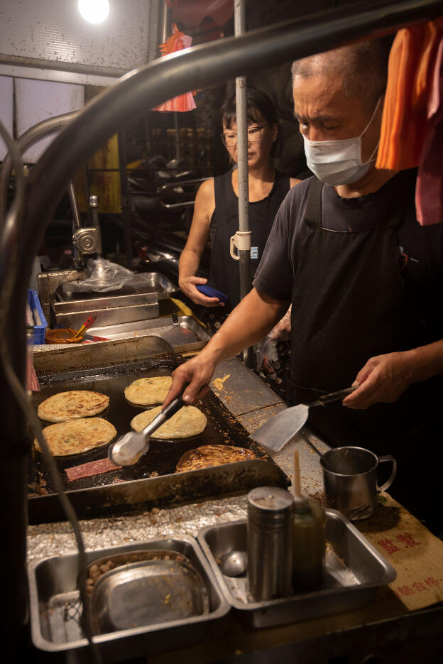 Taipeh: Raohe street night market - Making scallion pancakes (yummy!) in front of Songshan Ciyou Temple