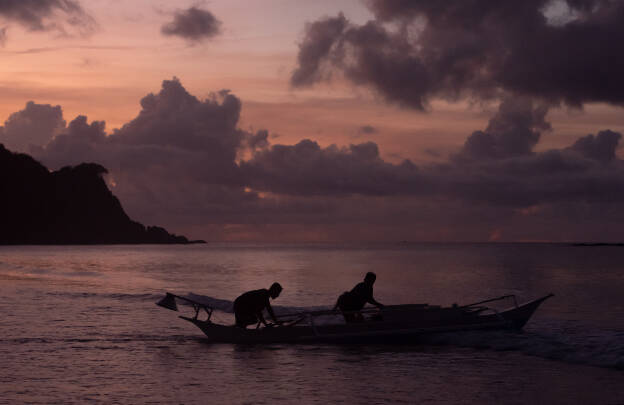 Nacpan Beach, Palawan: Fishermen taking off for a night cruise from 6 pm to 6 am