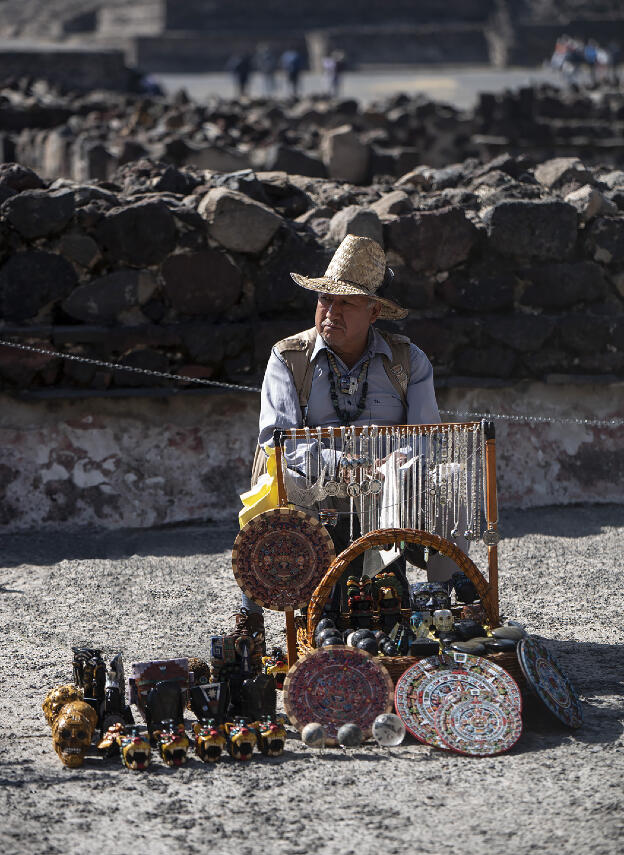 Waiting for business 2, Teotihuacan
