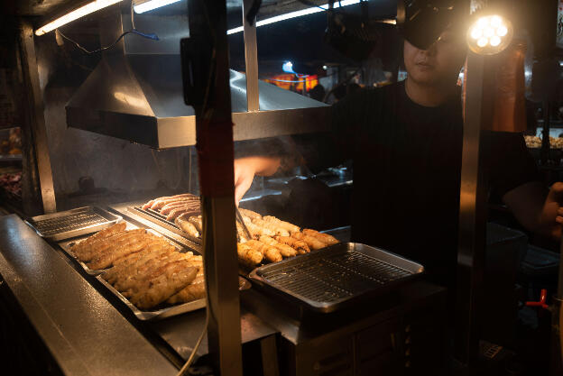 Taipeh: Raohe night market: Chicken thigh marinated, flattened, then rolled up and grilled