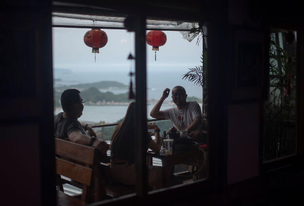 Jioufen, Taiwan: A-Mei Teahouse with view over coast