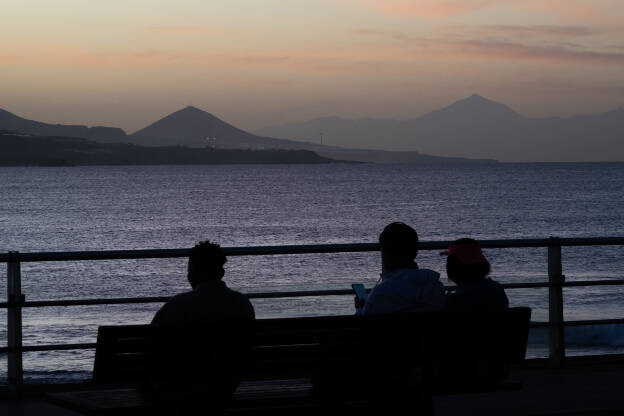 View fromLas Palmas past Montana de Guia (Gáldar) towards Teide on Tenerife (3715 m)