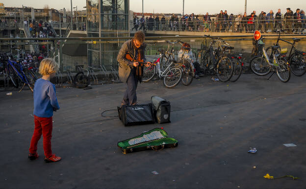 Street music at U-Bahn stop Warschauer Straße