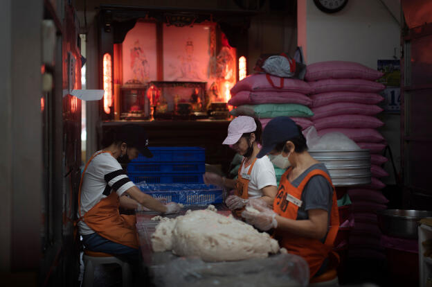 Jioufen, Taiwan: Preparing Soon Kueh dumplings with Tapioca and Taro