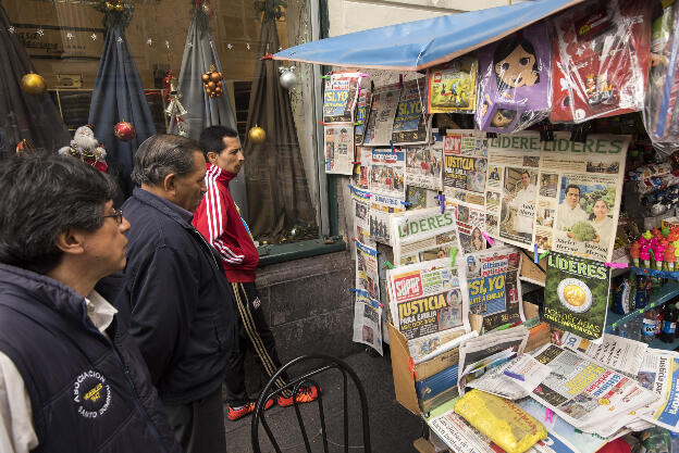 Quito - Reading the news