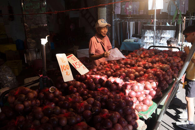 Selling Maracuya in Daxi Old Street, Taiwan - 150 NTD (4 USD) for ~15 large fruits - They are the best here!