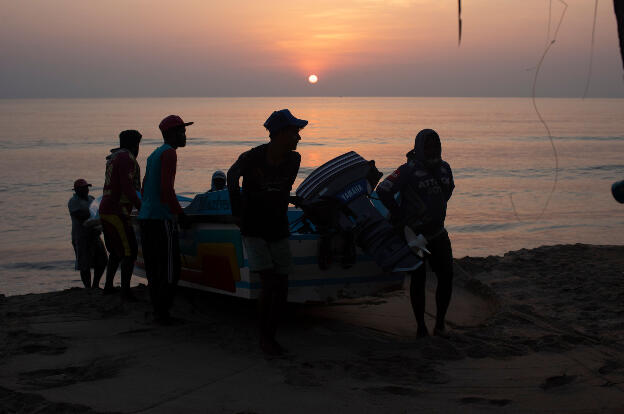 Kumpurupiddi Beach, Sri Lanka: Fischermen carrying a boat into the water