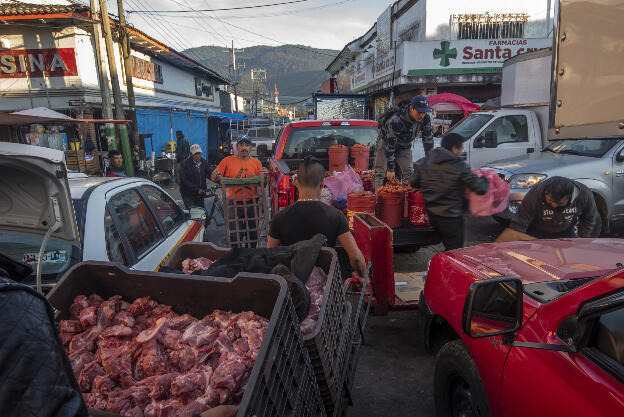Setting up market in  San Cristóbal de las Casas, Chiapas 