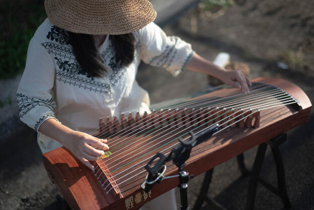 Musician playing the Ghuzhen at Liyutan reservoir lookout, Taiwan