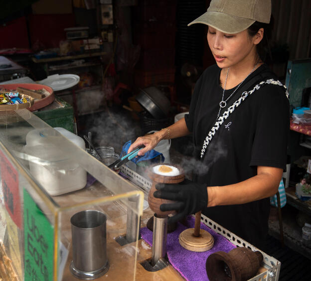 Tainan, Taiwan: Preparing a Scholar's Cake at Shuixian Gong Market