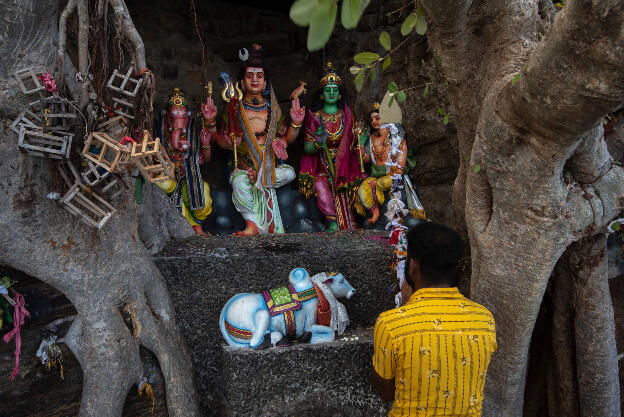 Praying at Tirukoneswaram Temple in Trincomalee, Sri Lanka