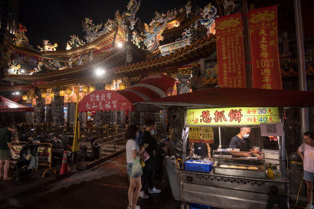 Taipeh: Songshan Ciyou Temple at entrance to Raohe street night market