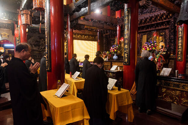 Taipeh: Songshan Ciyou Temple, busy on a Saturday night