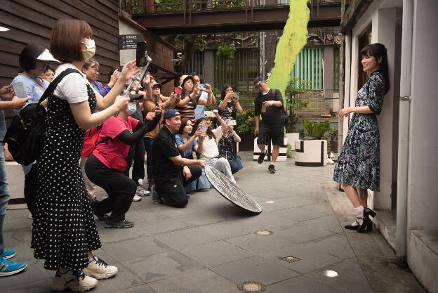 Taipeh: Bopiliao Old Street - Probably an influencer with her fans