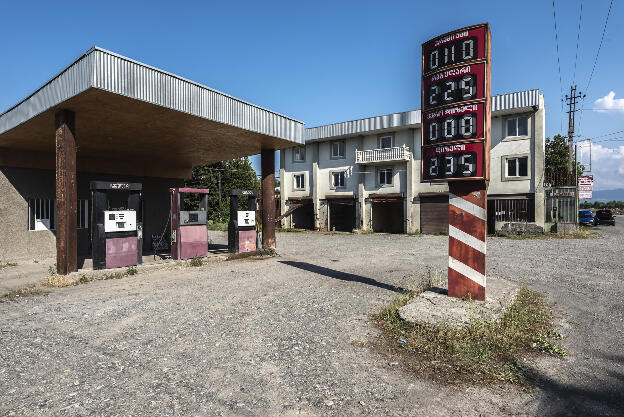 Defunct gas station in Kvemo Alvani