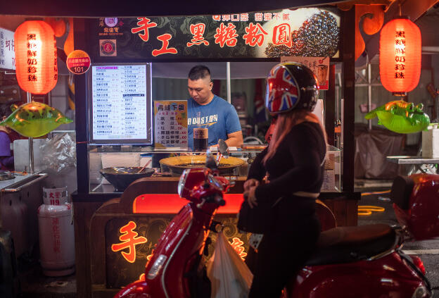 Kaohsiung, Taiwan: Night market take-away