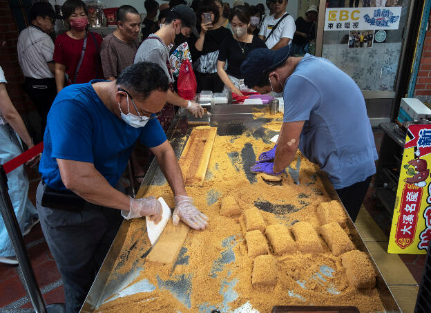 Preparing peanut candy in Daxi Old Street, Taiwan