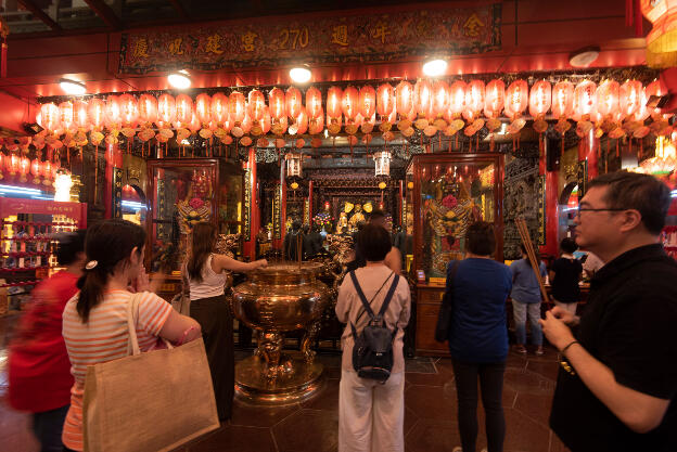 Taipeh: Songshan Ciyou Temple, busy on a Saturday night