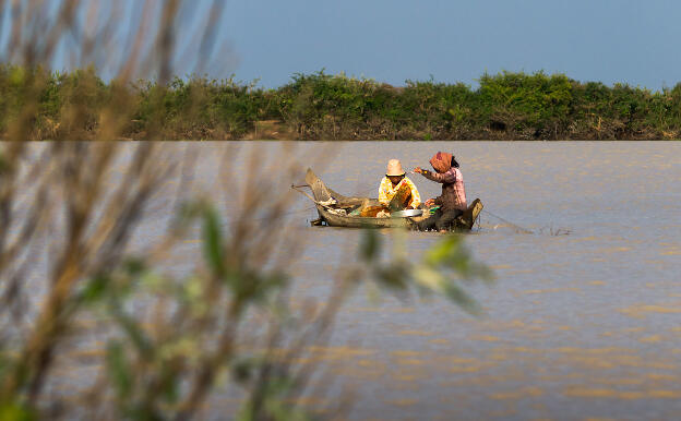 Fishing on Tonle Sap lake