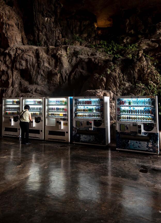 Ipoh: Kek Look Tong rock temple - Vending machines in cave