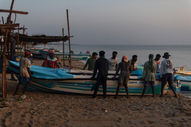 Kumpurupiddi Beach, Sri Lanka: Carrying a boat into the water