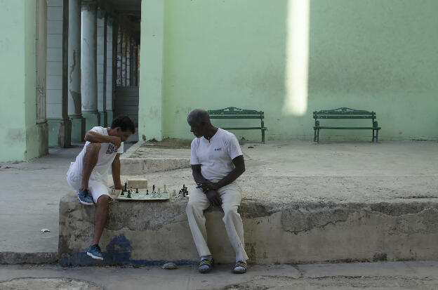 Playing chess at Malecon, Havanna