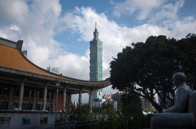 Taipeh: View to Taipeh 101 tower from Sun Yat Sen memorial park - Founder of Republic of China (ROC) as leader of Kuomingtang after monarchy fell in 1911