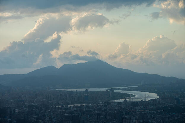 Taipeh 101 tower: View towards north-west along Tamsui river