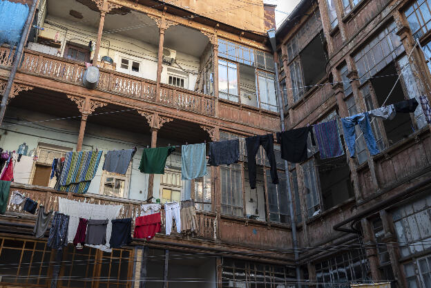 Tbilisi: Typical wooden balconies - Georgiens like to chat with neighbours