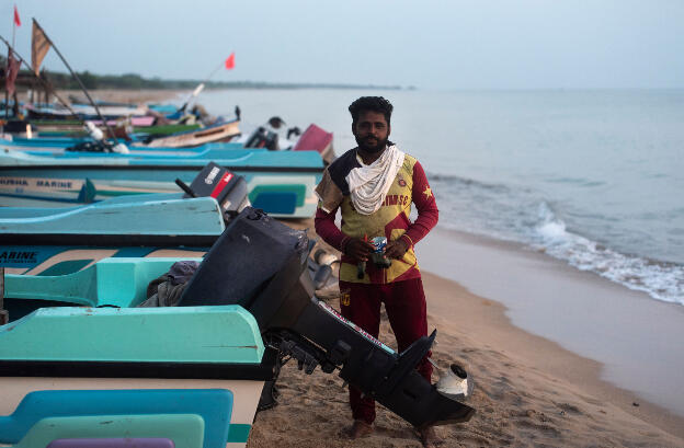 Kumpurupiddi Beach, Sri Lanka: Protecting the engine with oil