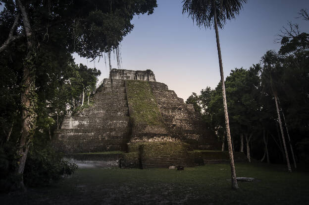Yaxhá temple