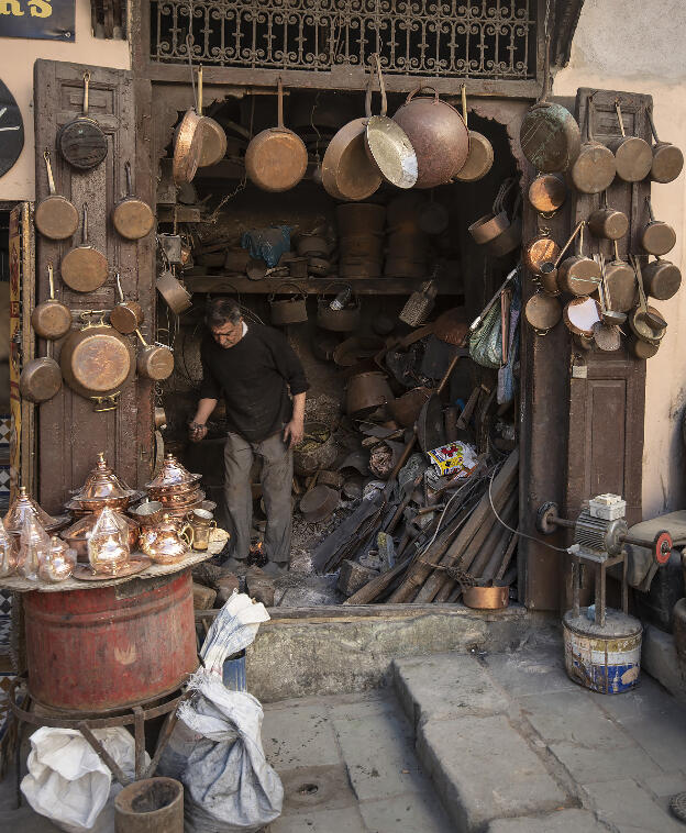 Fes: (Work) shop at bronze market in old town