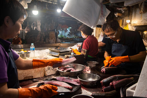 Taichung, Taiwan: Filleting fish after closure of morning market 